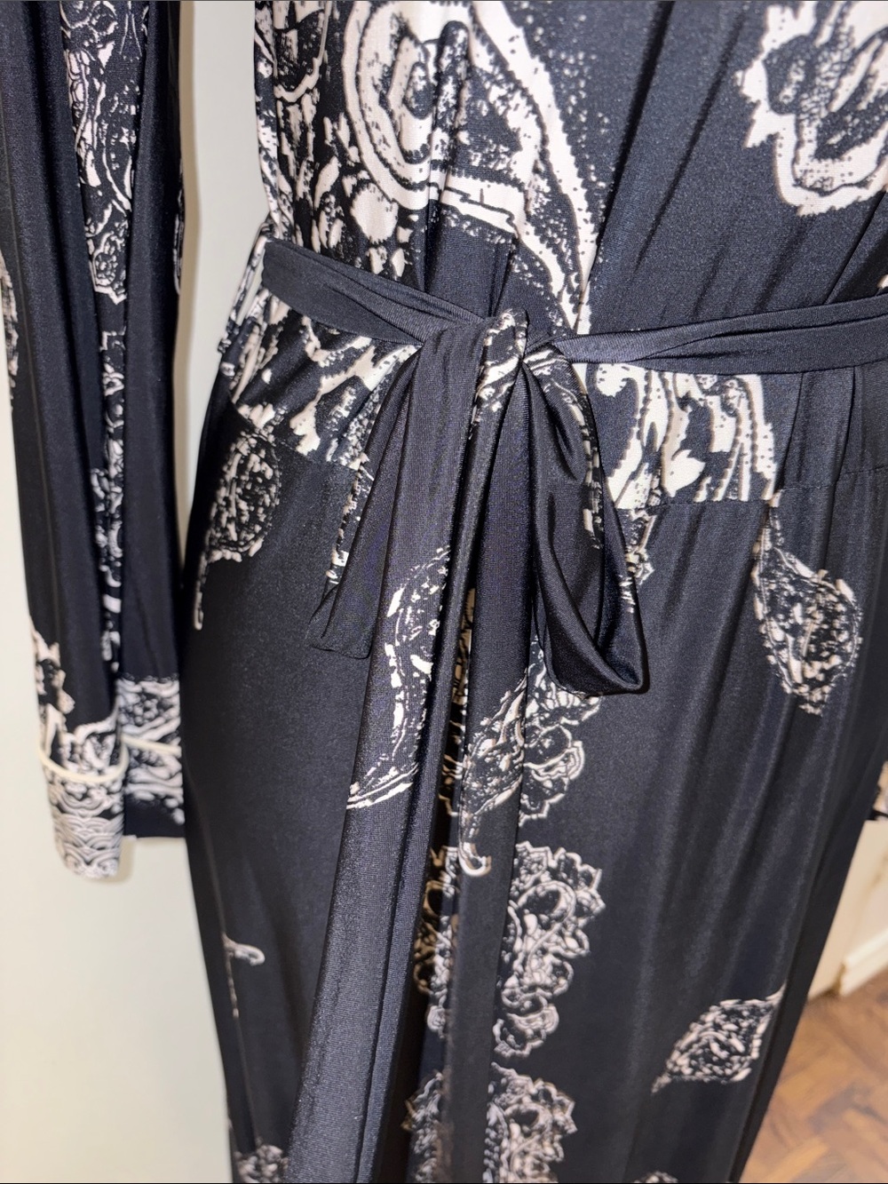 Elegant Black & Cream Paisley Wrap Dress - Picture 4 of 7